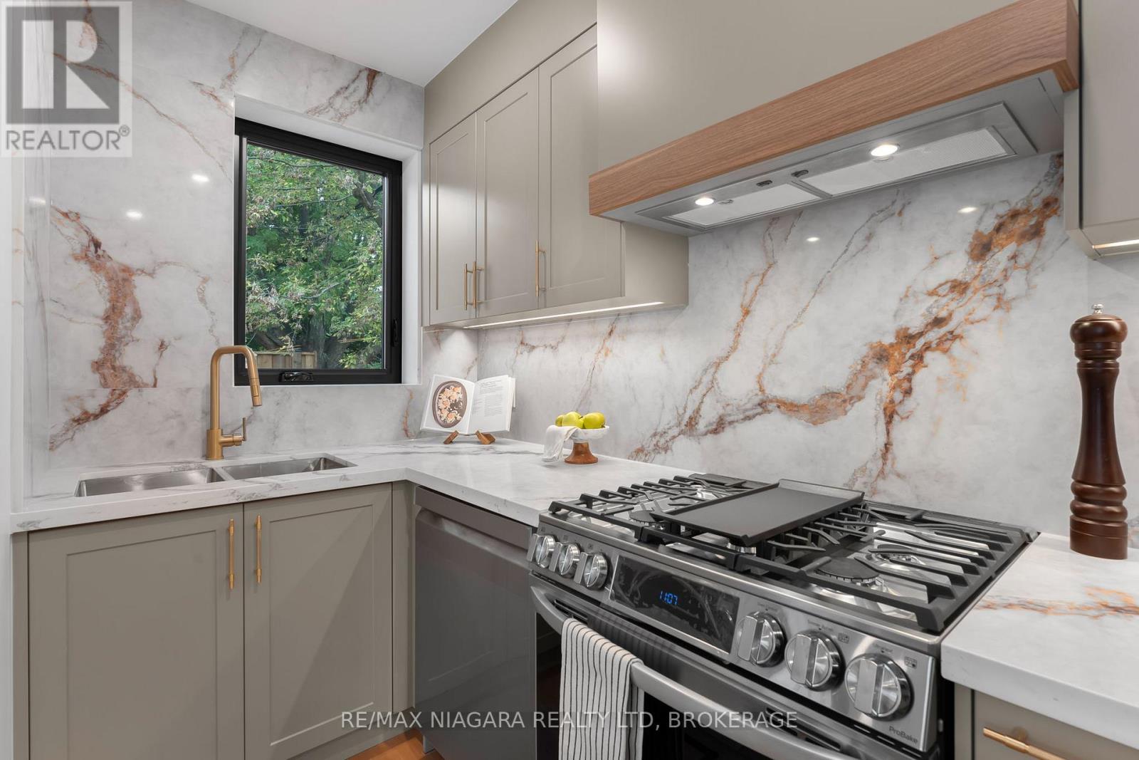 853 Sammon Avenue, Toronto, Ontario  M4C 2E9 - Photo 14 - E12465001