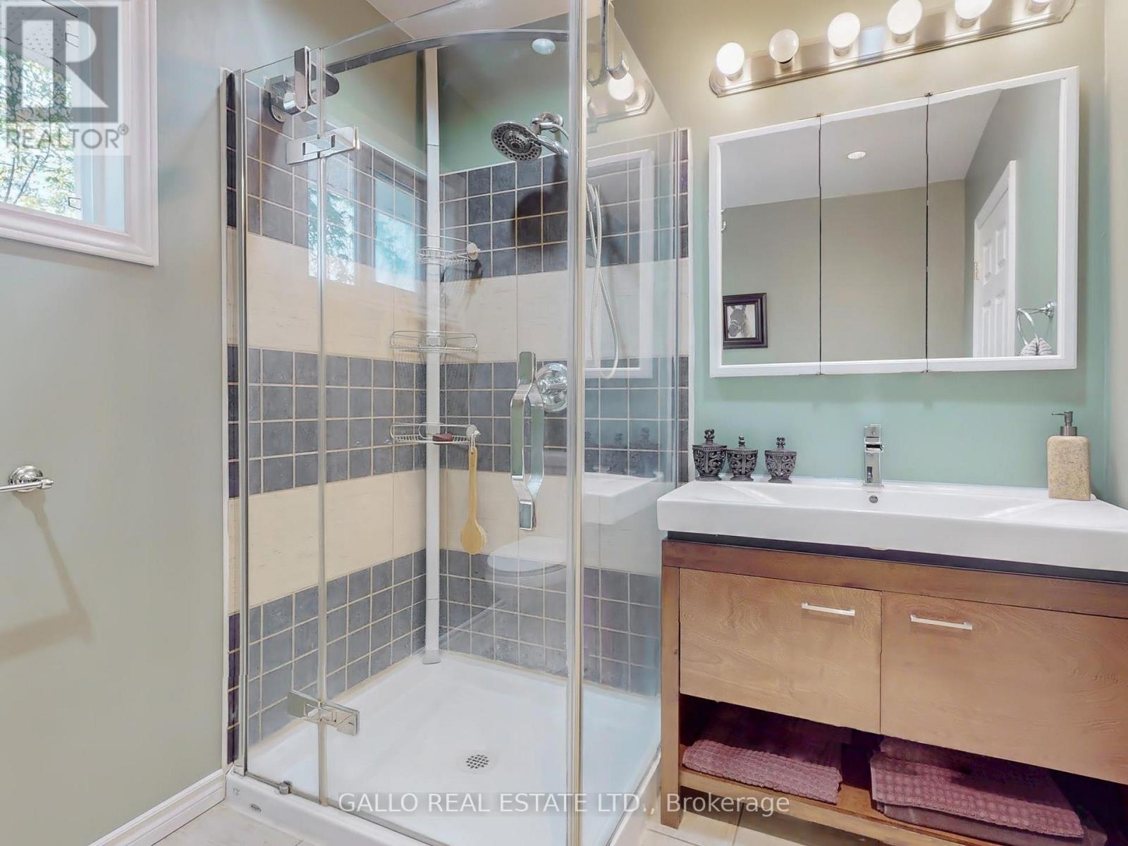 37 Windsor Drive, Whitchurch-Stouffville, Ontario  L4A 7X3 - Photo 21 - N12464975