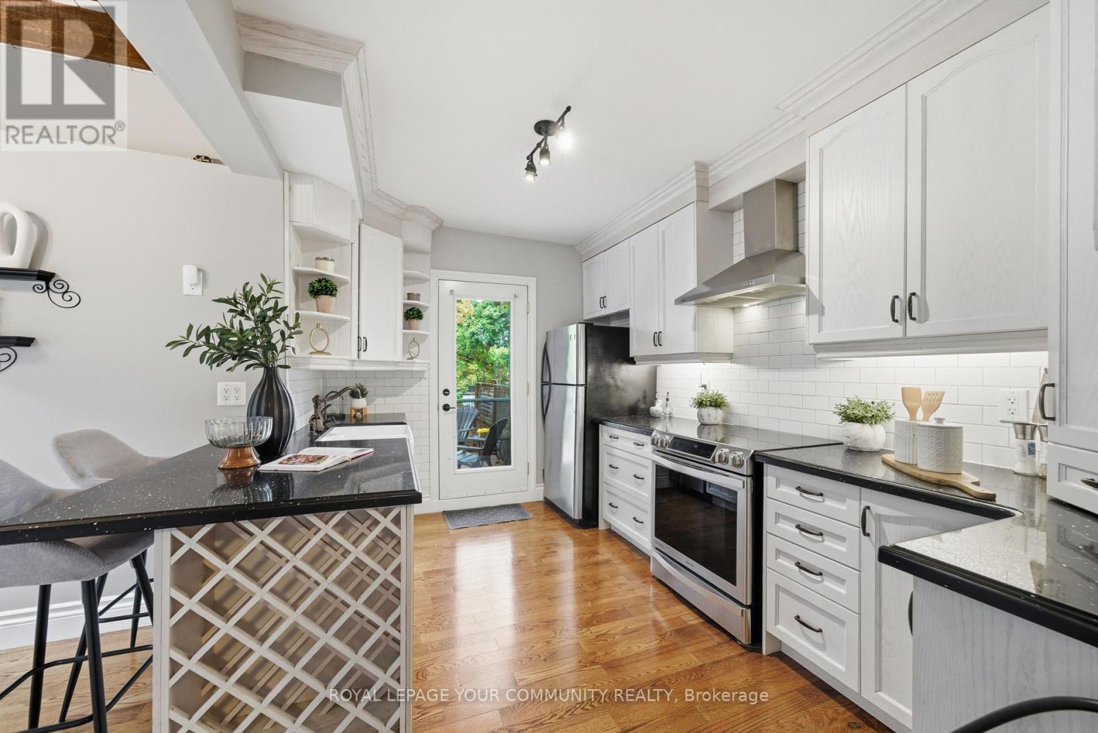 30 Elizabeth Street S, Richmond Hill, Ontario  L4C 3V4 - Photo 10 - N12465128
