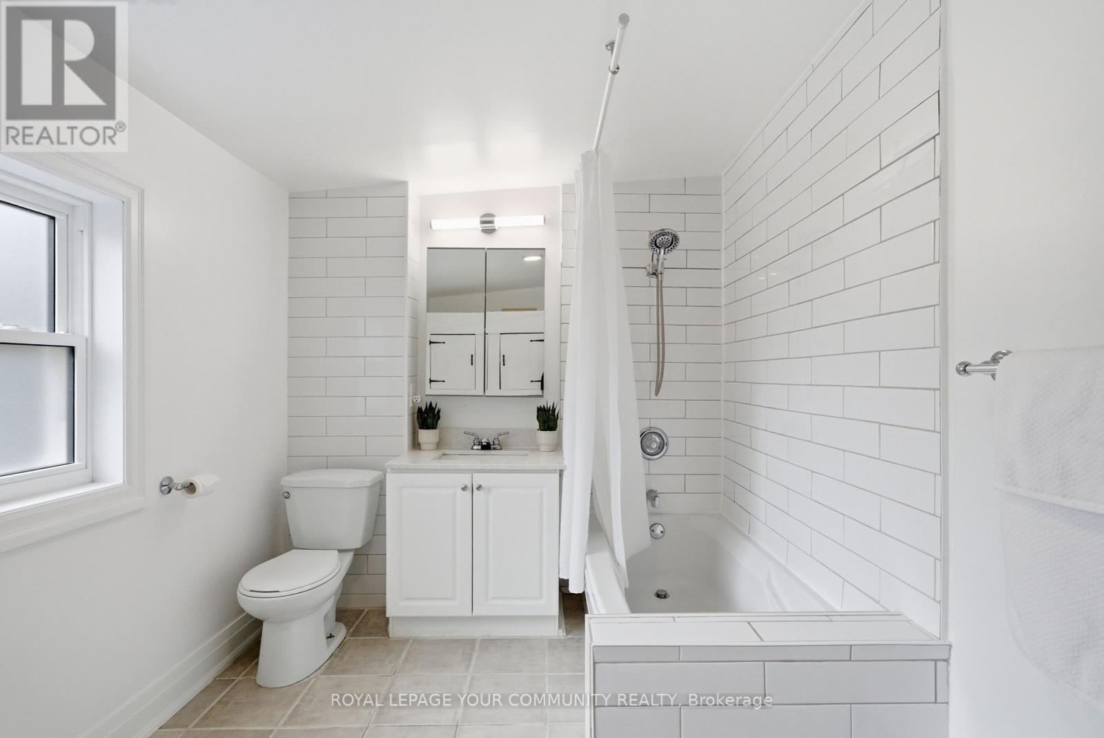 30 Elizabeth Street S, Richmond Hill, Ontario  L4C 3V4 - Photo 18 - N12465128