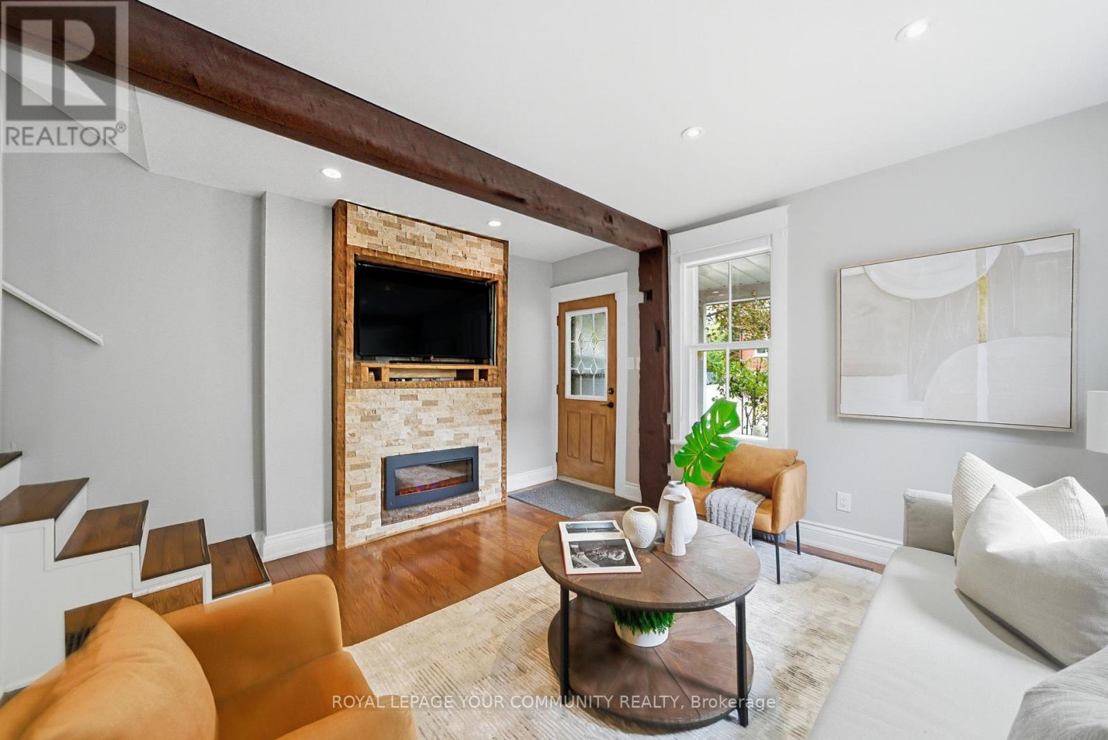 30 Elizabeth Street S, Richmond Hill, Ontario  L4C 3V4 - Photo 5 - N12465128