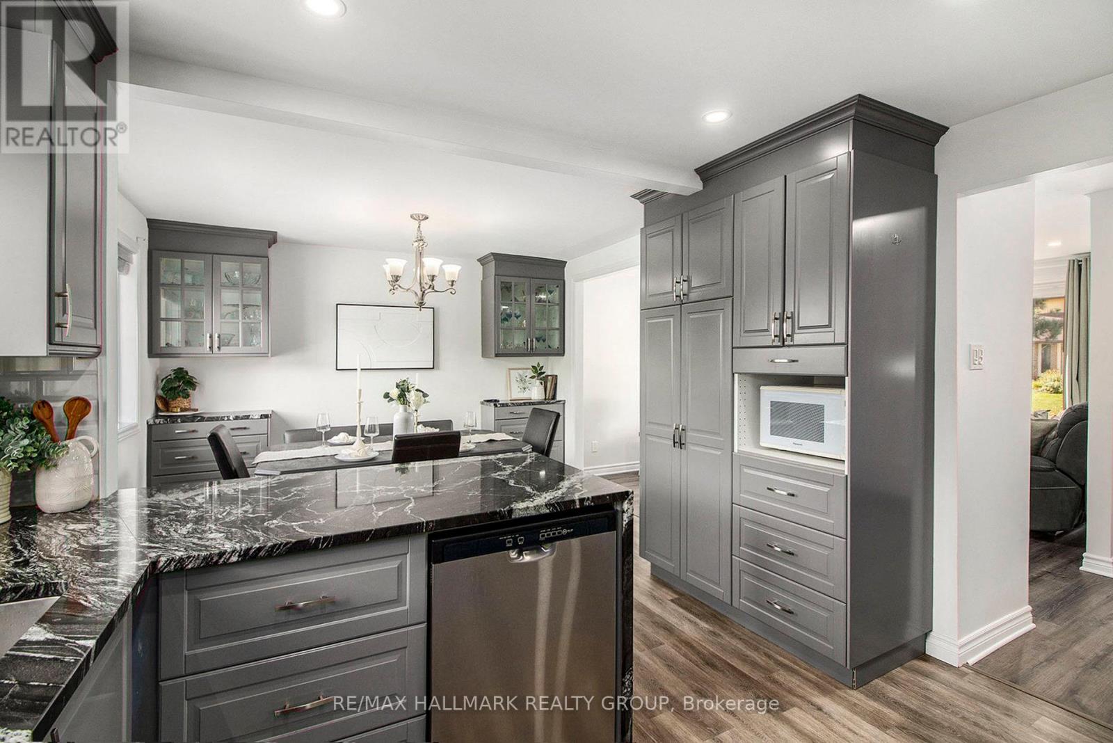 1118 Chateau Crescent, Ottawa, Ontario  K1C 2E1 - Photo 13 - X12464547