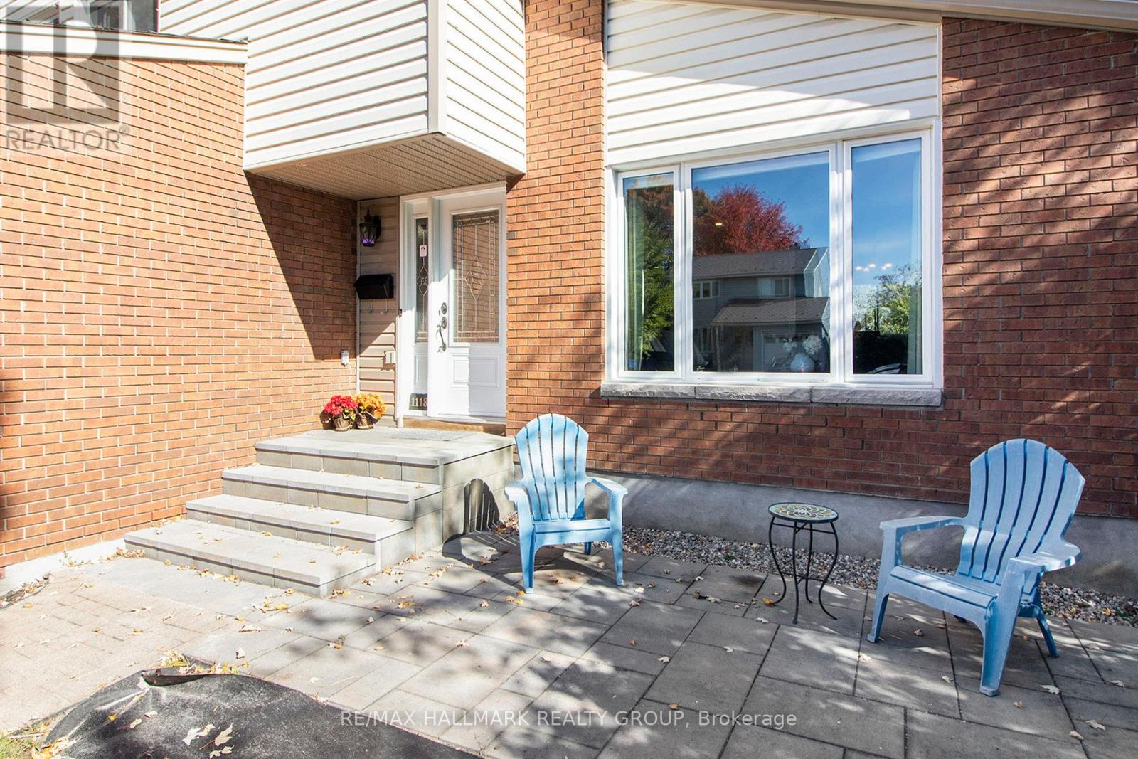 1118 Chateau Crescent, Ottawa, Ontario  K1C 2E1 - Photo 3 - X12464547