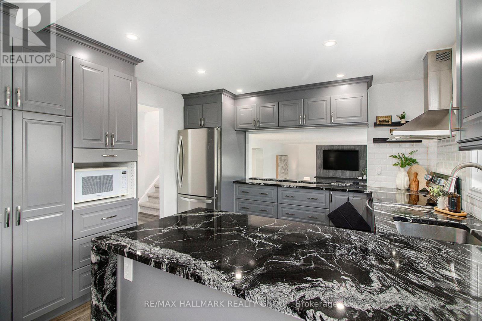 1118 Chateau Crescent, Ottawa, Ontario  K1C 2E1 - Photo 11 - X12464547