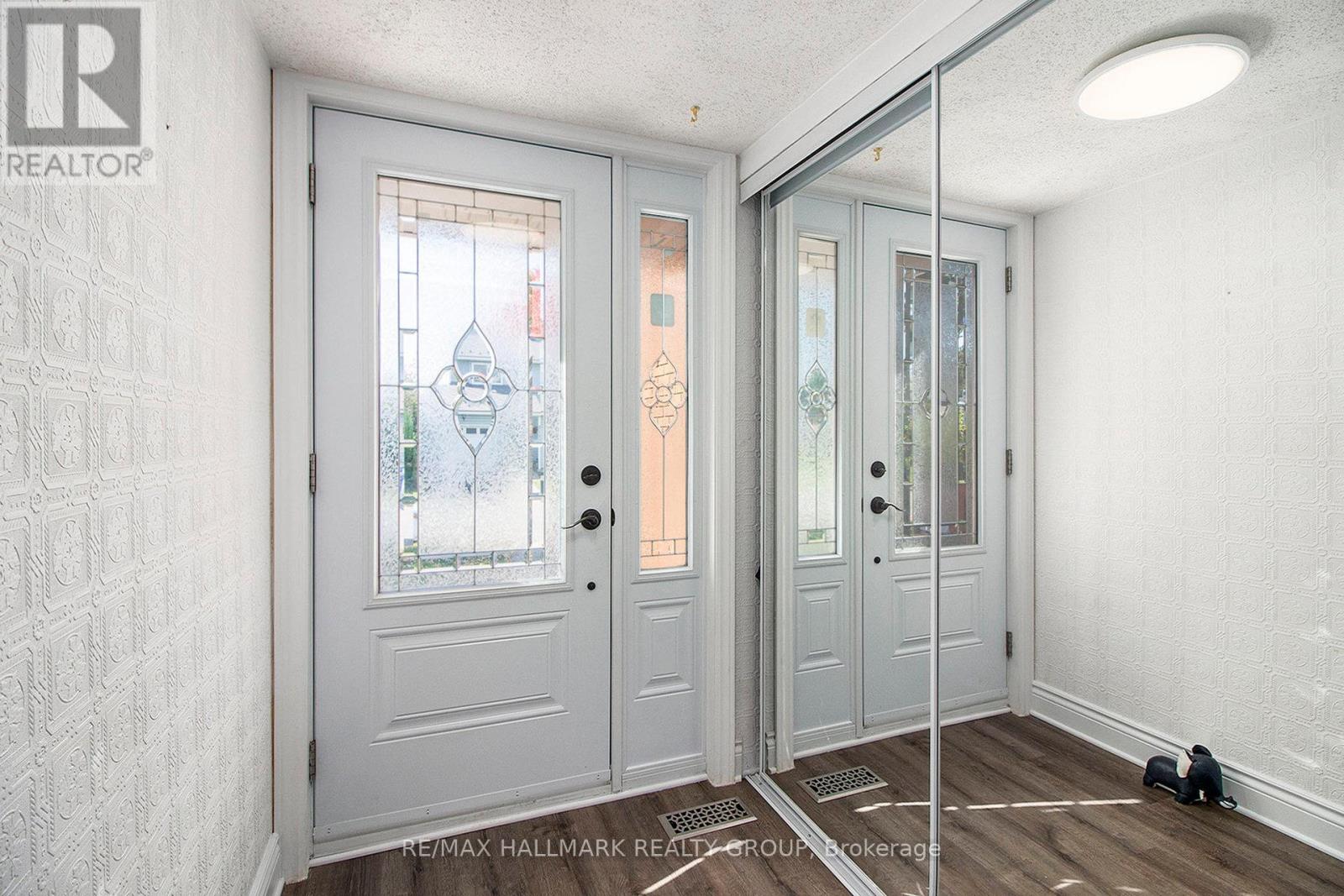 1118 Chateau Crescent, Ottawa, Ontario  K1C 2E1 - Photo 4 - X12464547
