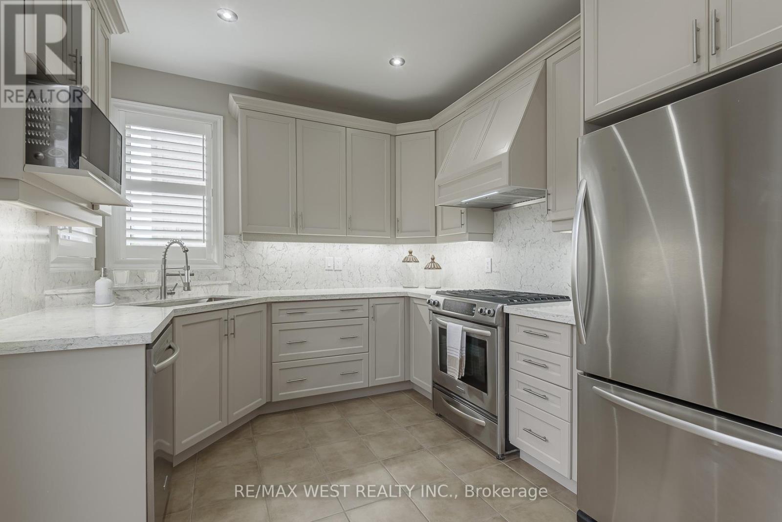 17 Hawkridge Trail, Brampton (Brampton East), Ontario  L6P 2T5 - Photo 25 - W12464995
