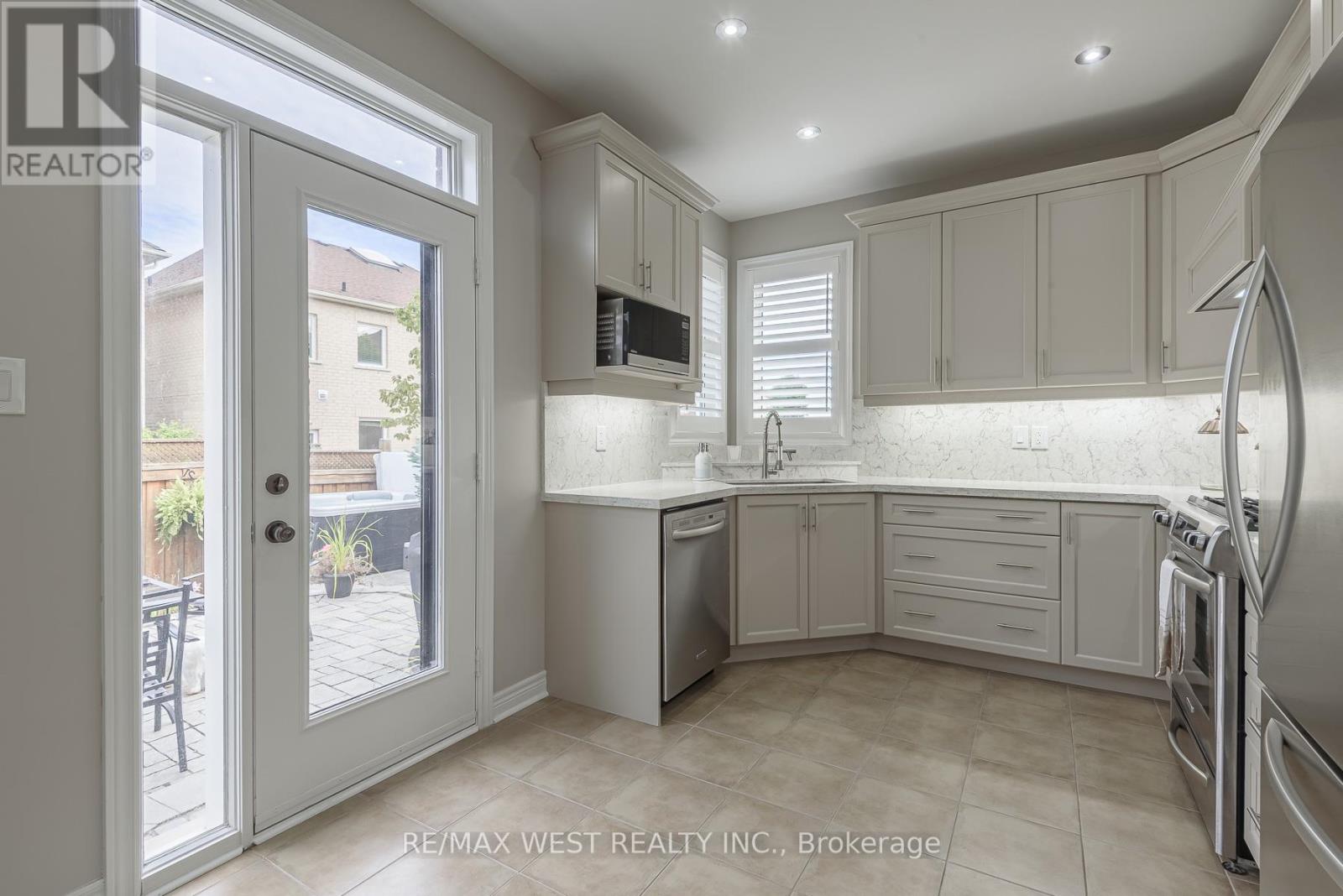 17 Hawkridge Trail, Brampton (Brampton East), Ontario  L6P 2T5 - Photo 26 - W12464995