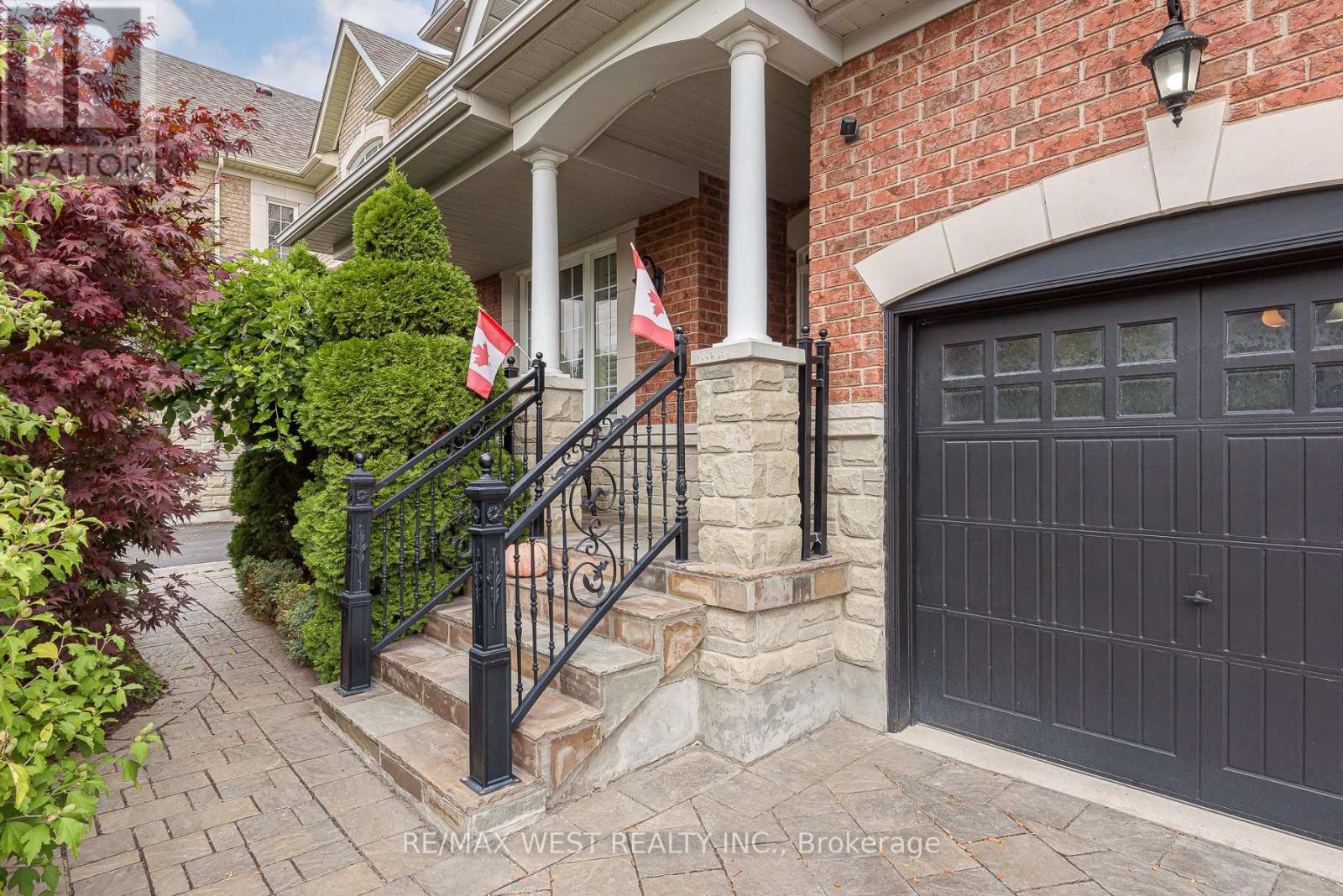 17 Hawkridge Trail, Brampton (Brampton East), Ontario  L6P 2T5 - Photo 4 - W12464995