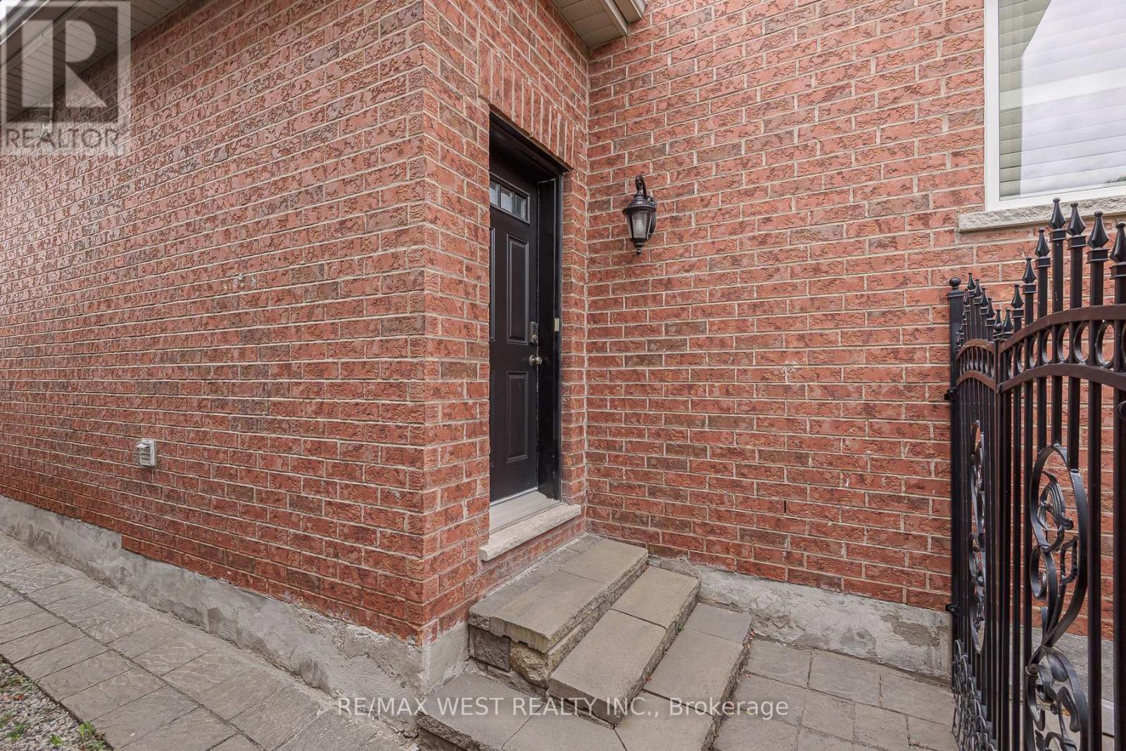 17 Hawkridge Trail, Brampton (Brampton East), Ontario  L6P 2T5 - Photo 47 - W12464995