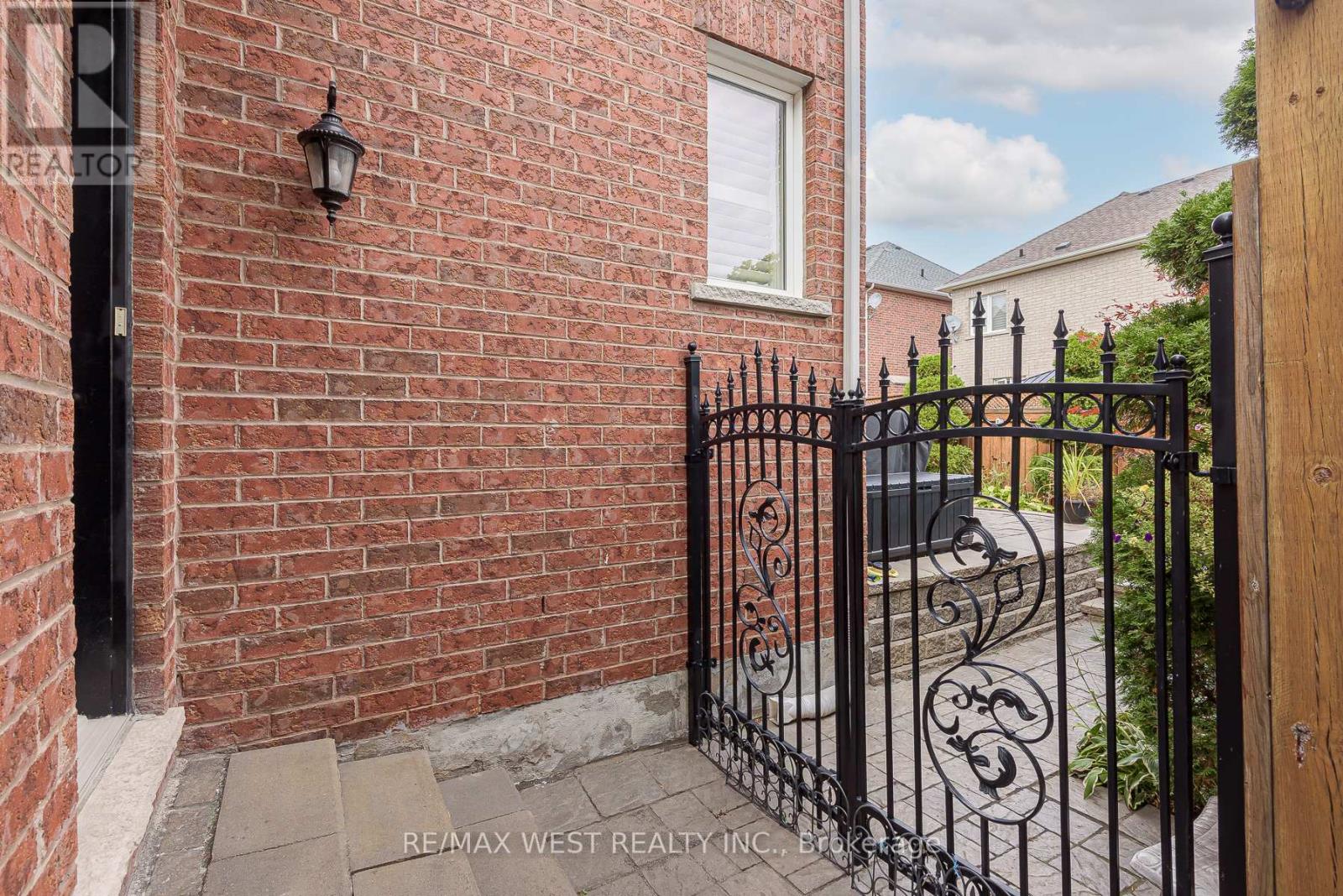 17 Hawkridge Trail, Brampton (Brampton East), Ontario  L6P 2T5 - Photo 48 - W12464995