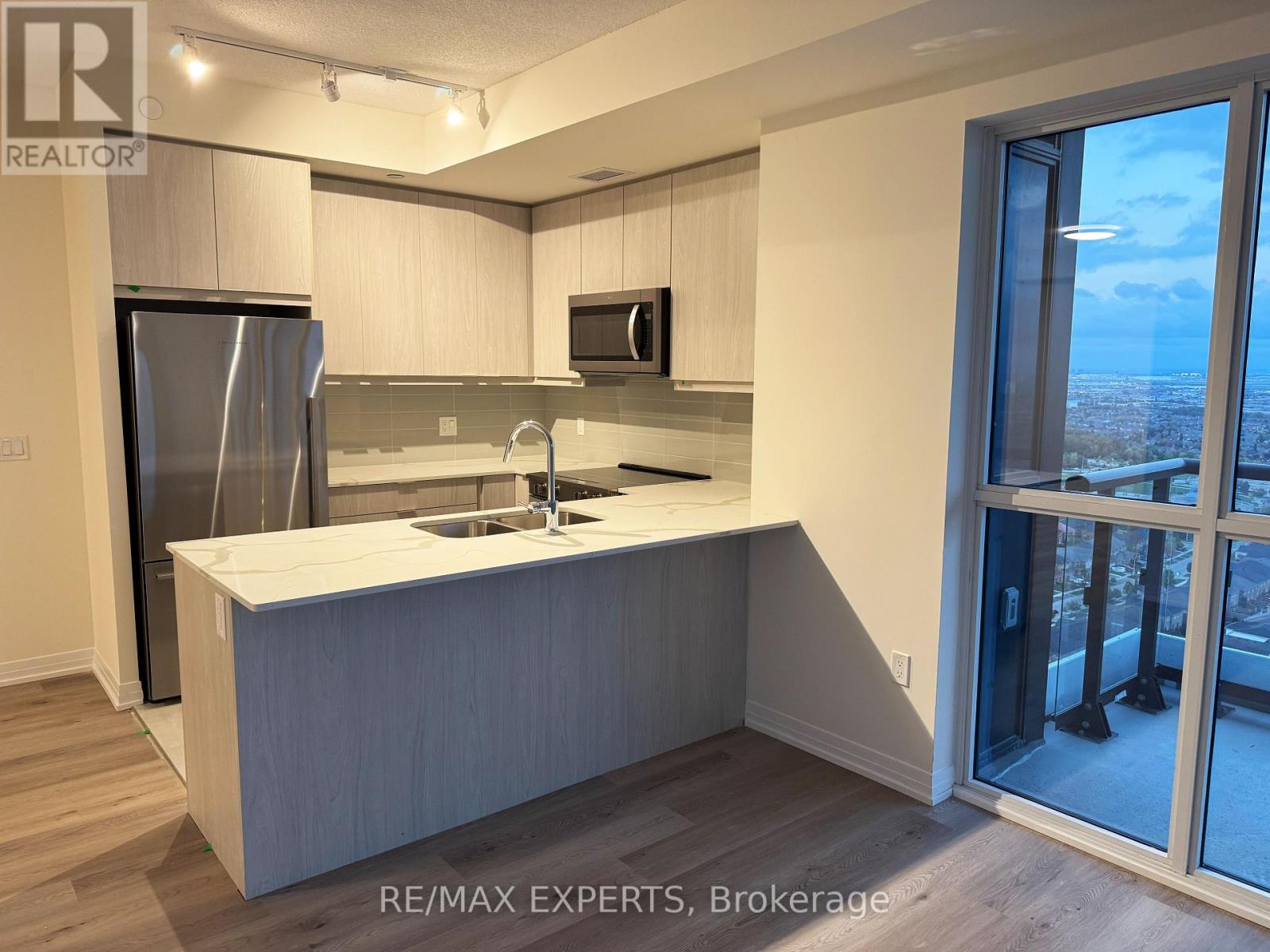 2701 - 15 Watergarden Drive, Mississauga, Ontario  L5R 0H4 - Photo 10 - W12465017