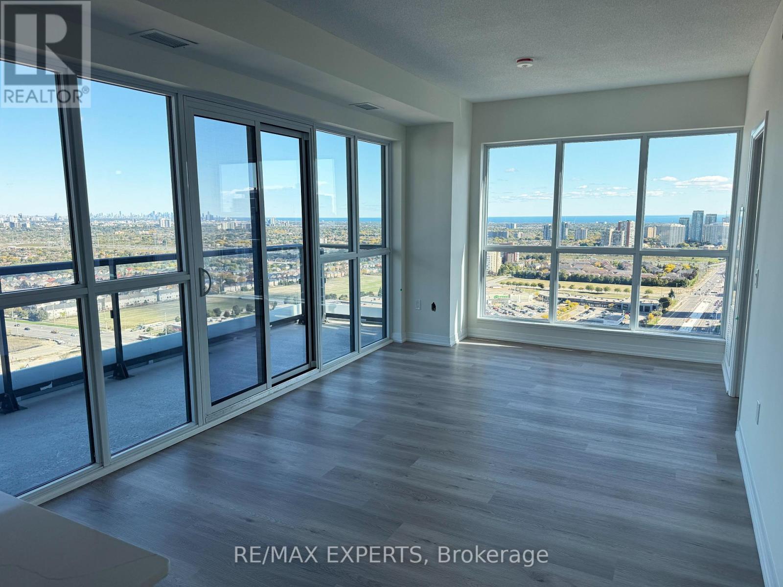 2701 - 15 Watergarden Drive, Mississauga, Ontario  L5R 0H4 - Photo 11 - W12465017