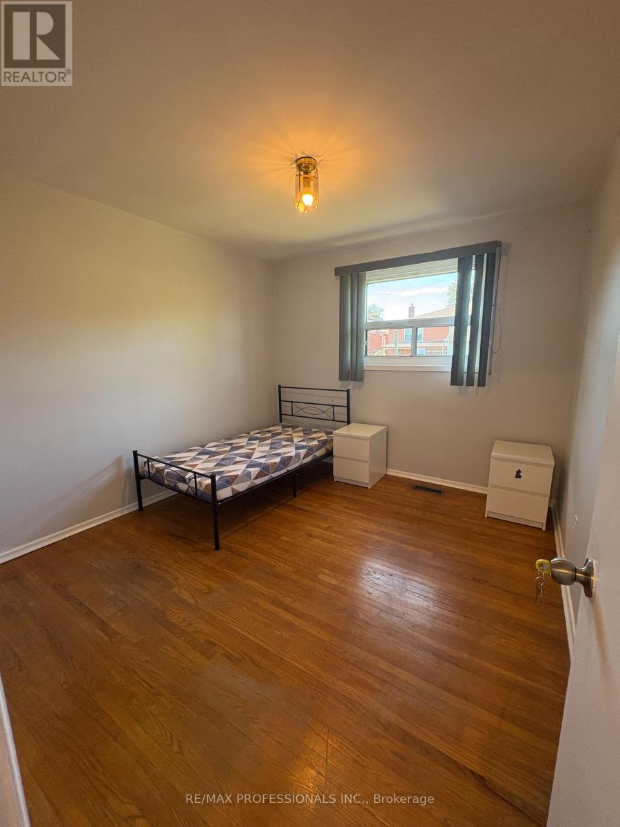 Main - 130 Duncanwood Drive, Toronto, Ontario  M9L 2E1 - Photo 10 - W12465048