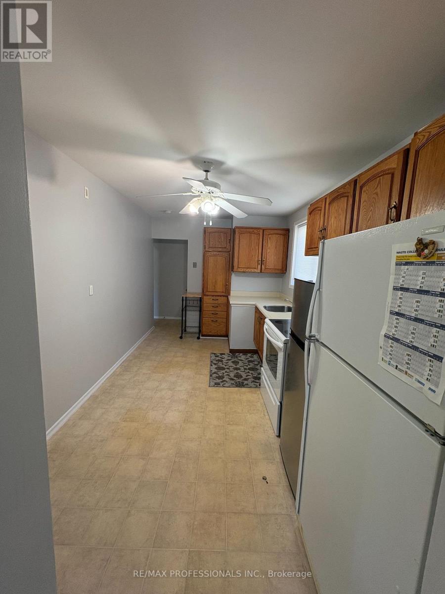 Main - 130 Duncanwood Drive, Toronto, Ontario  M9L 2E1 - Photo 4 - W12465048