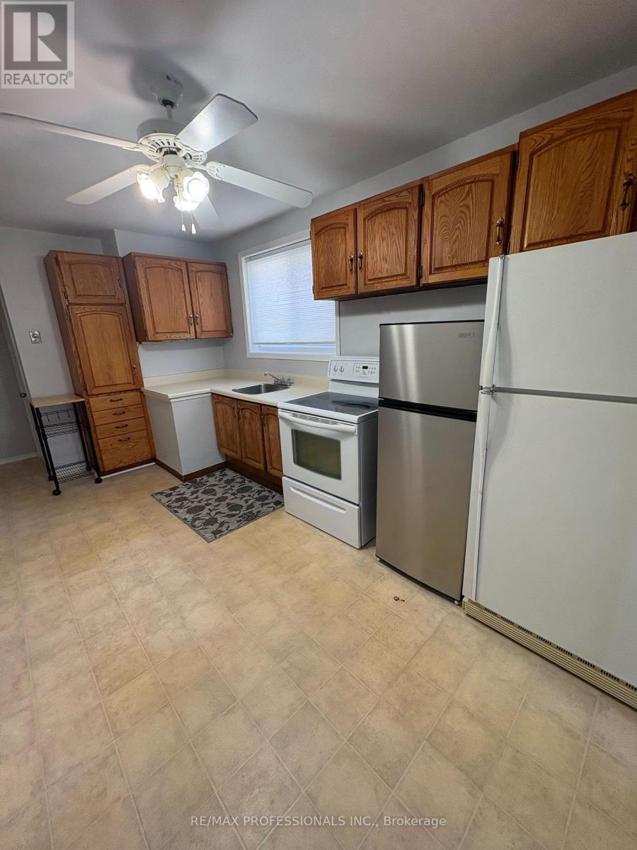 Main - 130 Duncanwood Drive, Toronto, Ontario  M9L 2E1 - Photo 5 - W12465048
