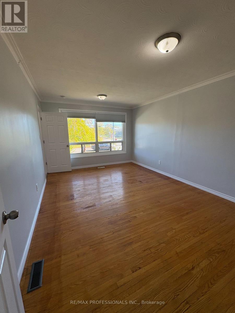 Main - 130 Duncanwood Drive, Toronto, Ontario  M9L 2E1 - Photo 7 - W12465048