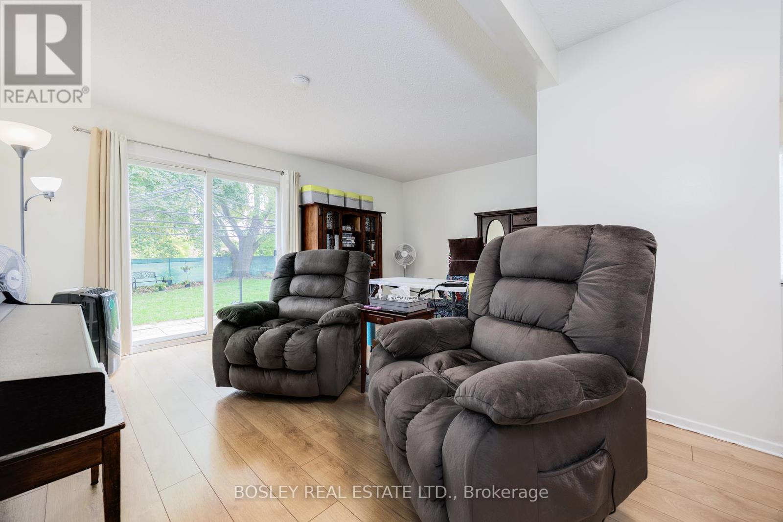 16 Grand River Court, Brampton, Ontario  L6S 2J8 - Photo 4 - W12465109