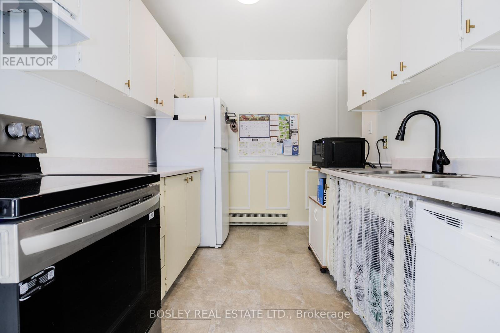 16 Grand River Court, Brampton, Ontario  L6S 2J8 - Photo 8 - W12465109