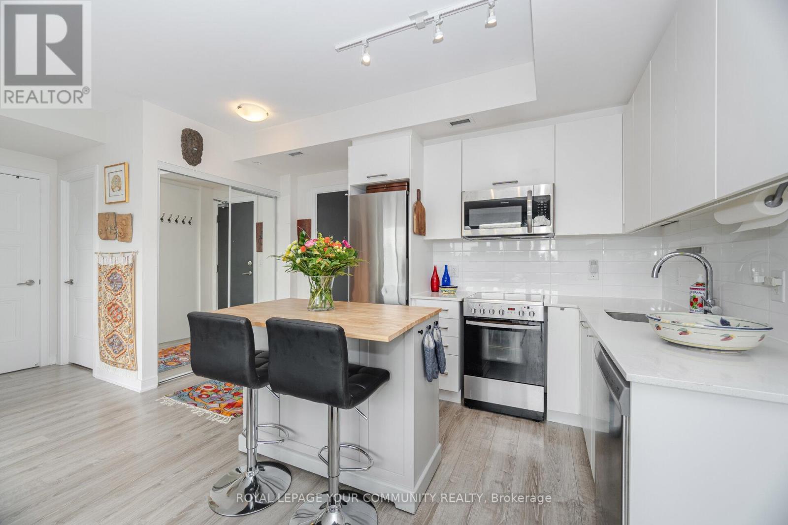 512 - 1 Neighbourhood Lane, Toronto (Stonegate-Queensway), Ontario  M8Y 0C2 - Photo 4 - W12465120