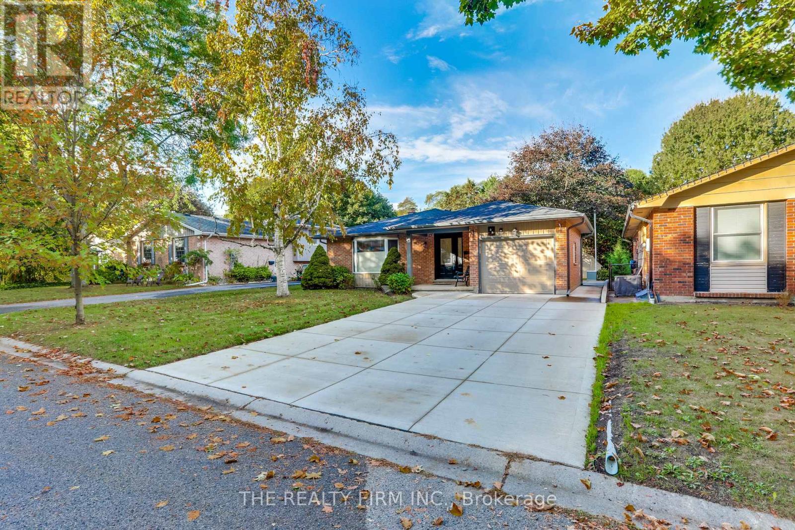 83 Fairlane Road, London South, Ontario  N6K 3E3 - Photo 2 - X12465372