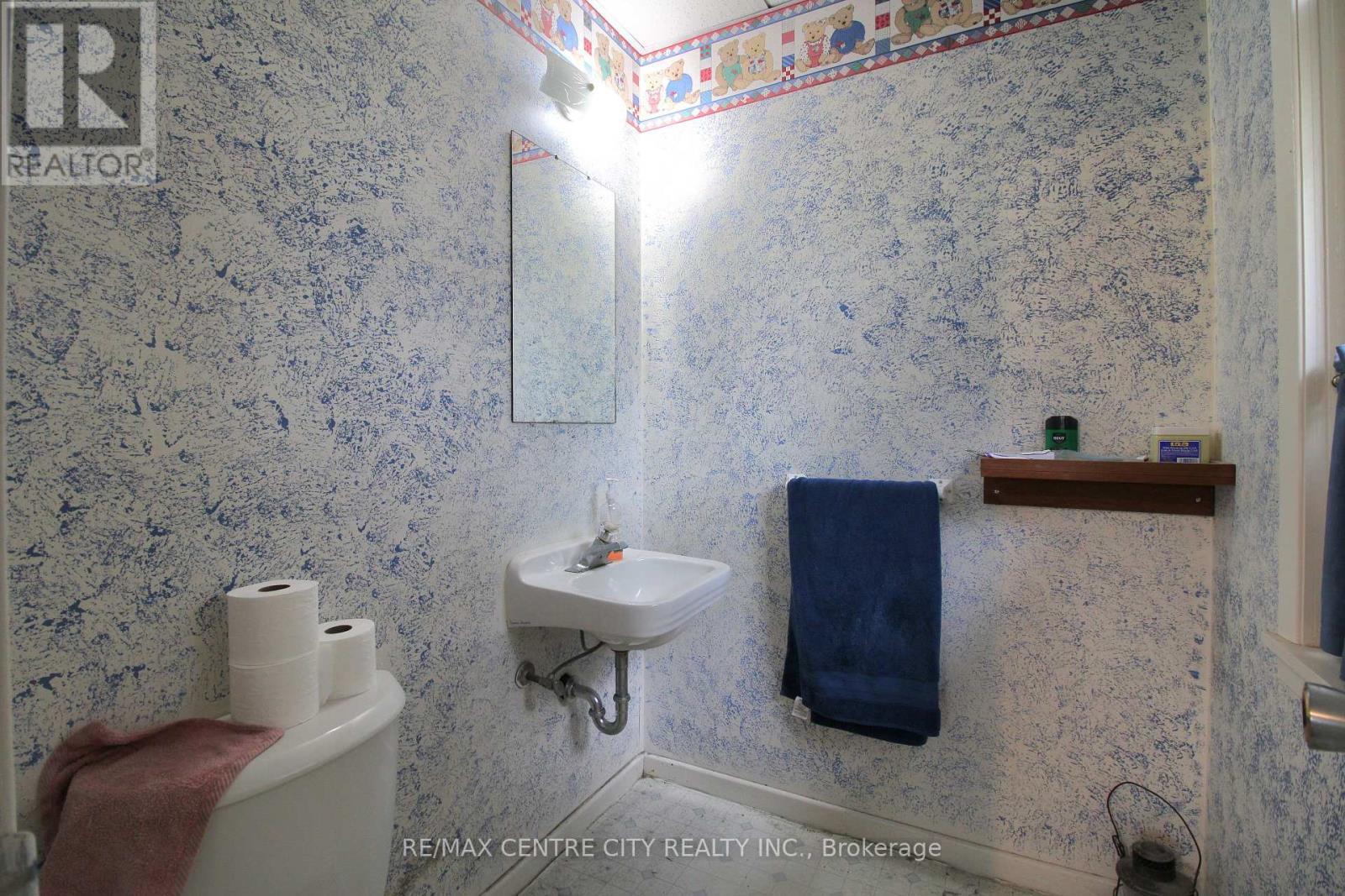 12 Chester Street, St. Thomas, Ontario  N5R 1T8 - Photo 10 - X12465385