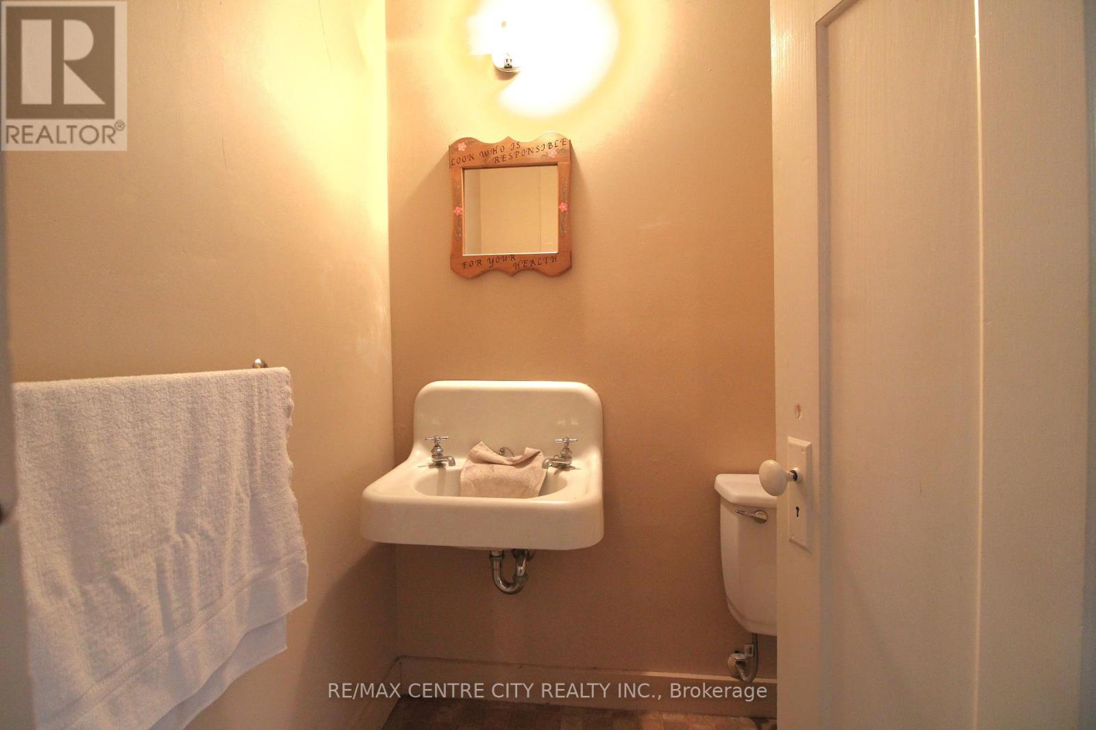 12 Chester Street, St. Thomas, Ontario  N5R 1T8 - Photo 11 - X12465385