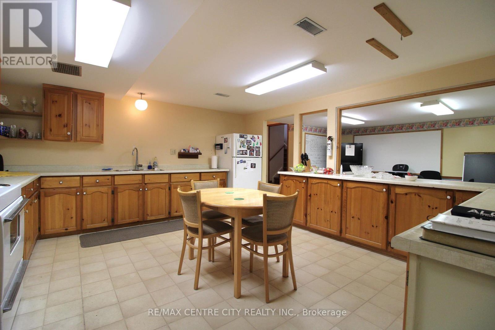 12 Chester Street, St. Thomas, Ontario  N5R 1T8 - Photo 14 - X12465385