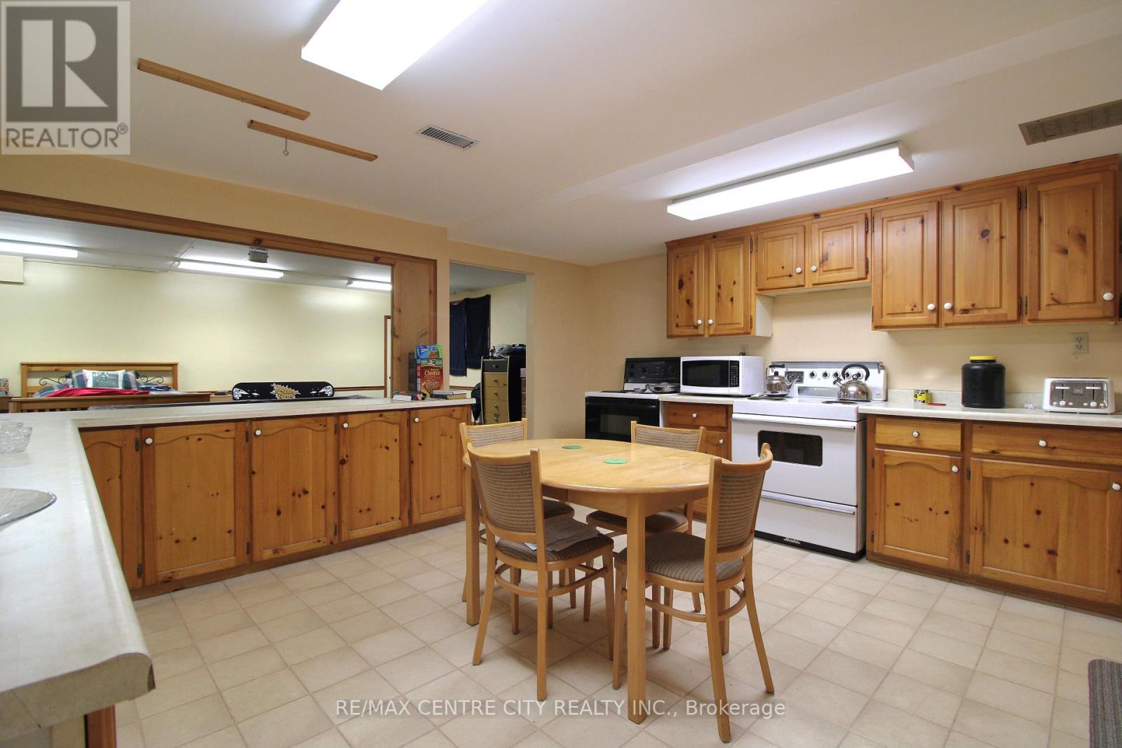 12 Chester Street, St. Thomas, Ontario  N5R 1T8 - Photo 17 - X12465385