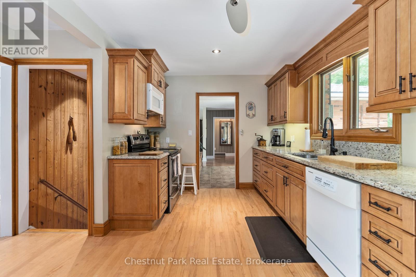 652 North Waseosa Lake Road, Huntsville (Chaffey), Ontario  P1H 2J4 - Photo 5 - X12244522