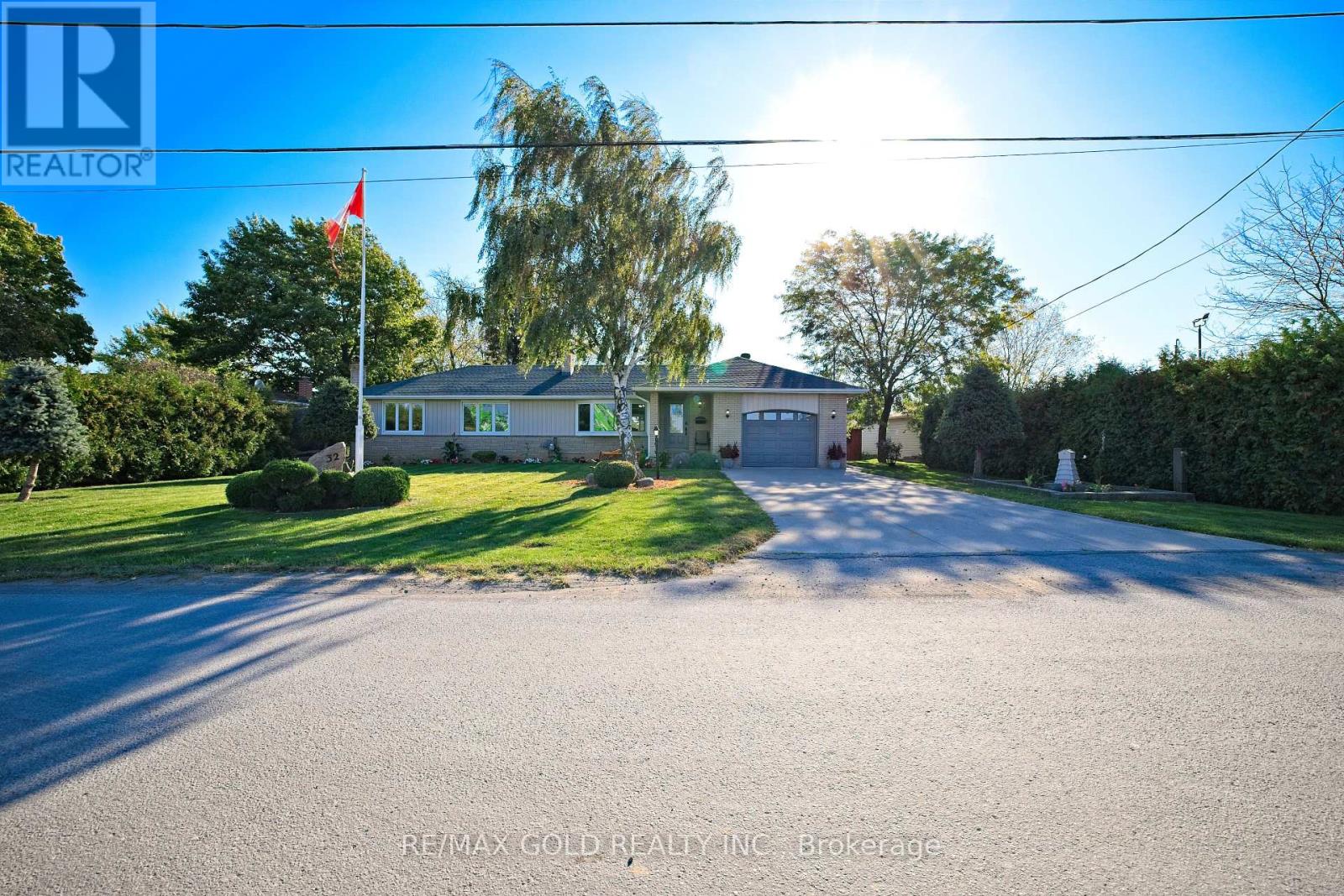 32 Oriole Avenue, Hamilton (Stoney Creek Industrial), Ontario  L8E 5E4 - Photo 2 - X12465051