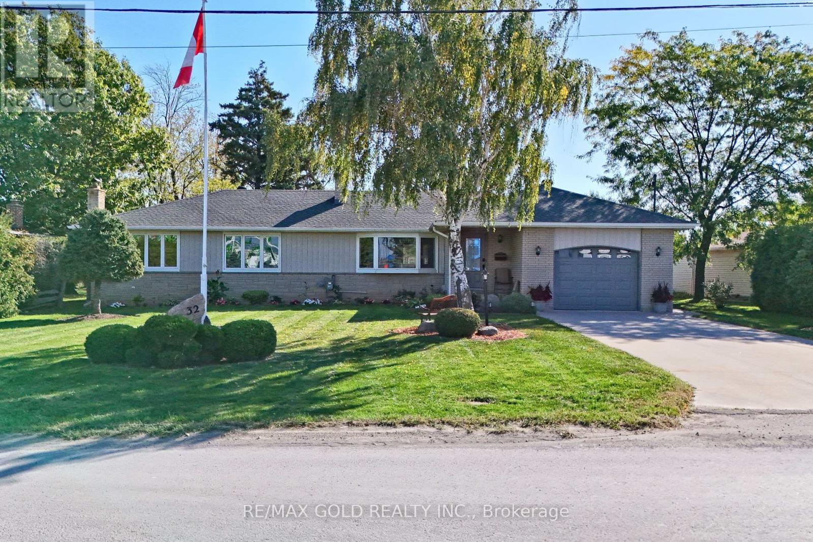 32 Oriole Avenue, Hamilton (Stoney Creek Industrial), Ontario  L8E 5E4 - Photo 3 - X12465051