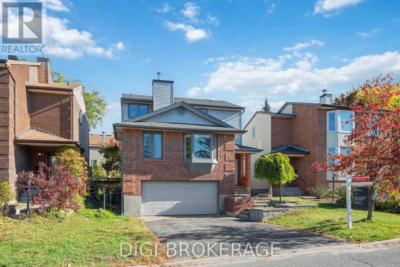 98 Gillespie Crescent, Ottawa, Ontario  K1V 0J2 - Photo 3 - X12465269
