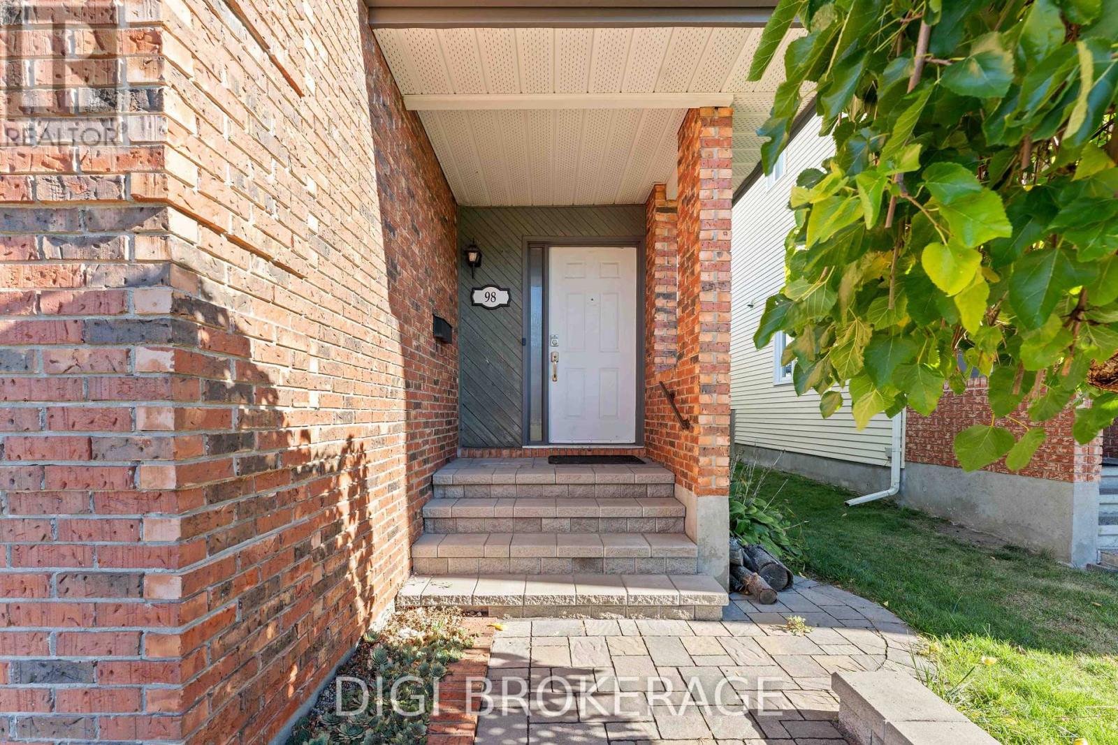 98 Gillespie Crescent, Ottawa, Ontario  K1V 0J2 - Photo 4 - X12465269