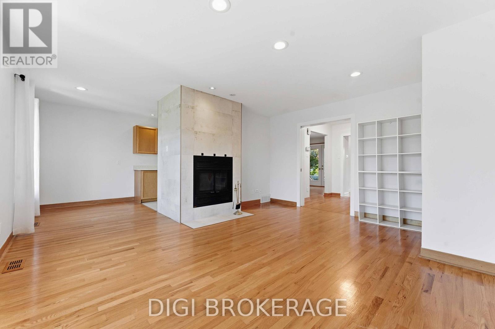 98 Gillespie Crescent, Ottawa, Ontario  K1V 0J2 - Photo 8 - X12465269