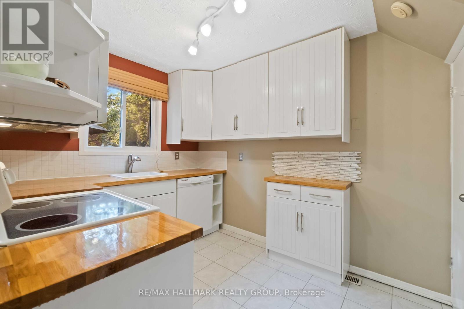 3 Ashbury Place, Ottawa, Ontario  K1M 1H3 - Photo 10 - X12465342