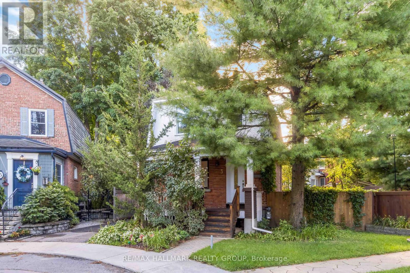 3 Ashbury Place, Ottawa, Ontario  K1M 1H3 - Photo 2 - X12465342