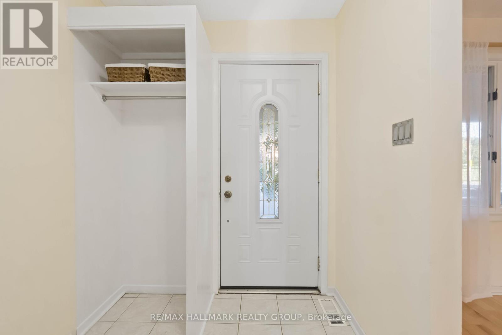 3 Ashbury Place, Ottawa, Ontario  K1M 1H3 - Photo 3 - X12465342