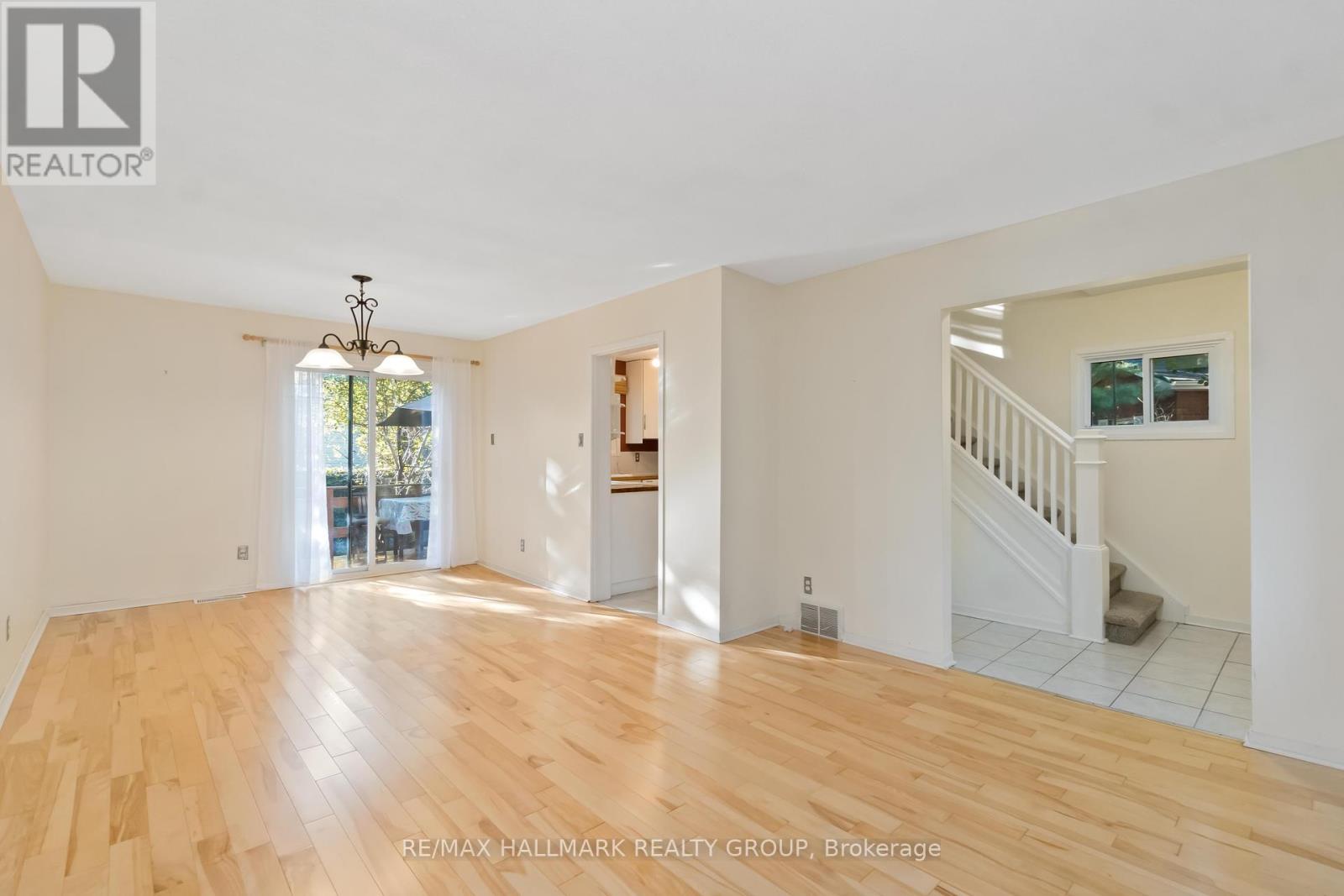 3 Ashbury Place, Ottawa, Ontario  K1M 1H3 - Photo 5 - X12465342