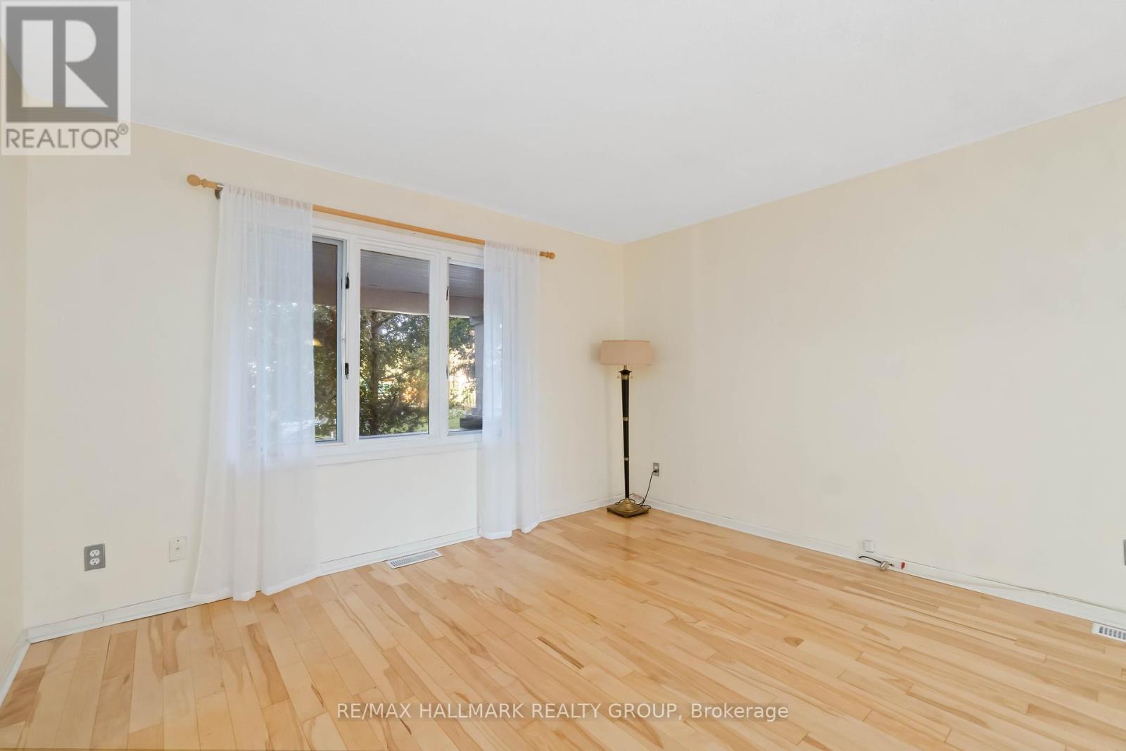 3 Ashbury Place, Ottawa, Ontario  K1M 1H3 - Photo 6 - X12465342