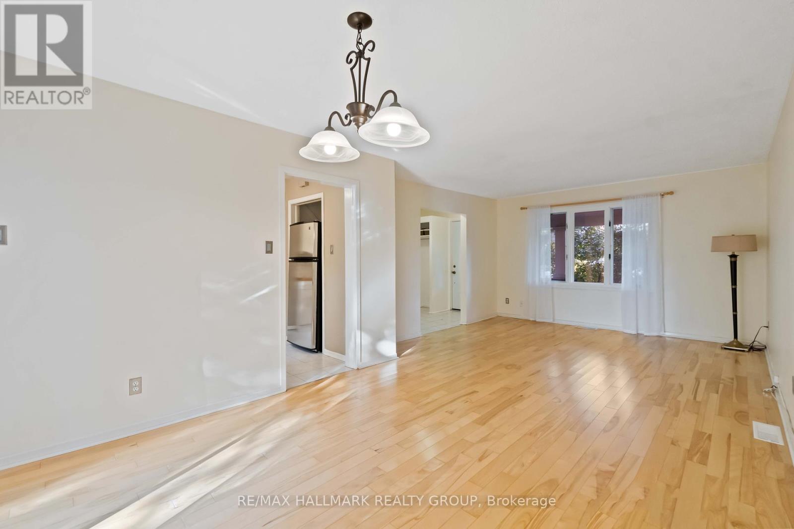 3 Ashbury Place, Ottawa, Ontario  K1M 1H3 - Photo 7 - X12465342