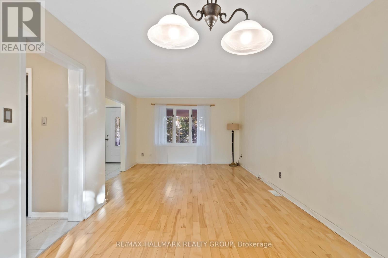 3 Ashbury Place, Ottawa, Ontario  K1M 1H3 - Photo 9 - X12465342