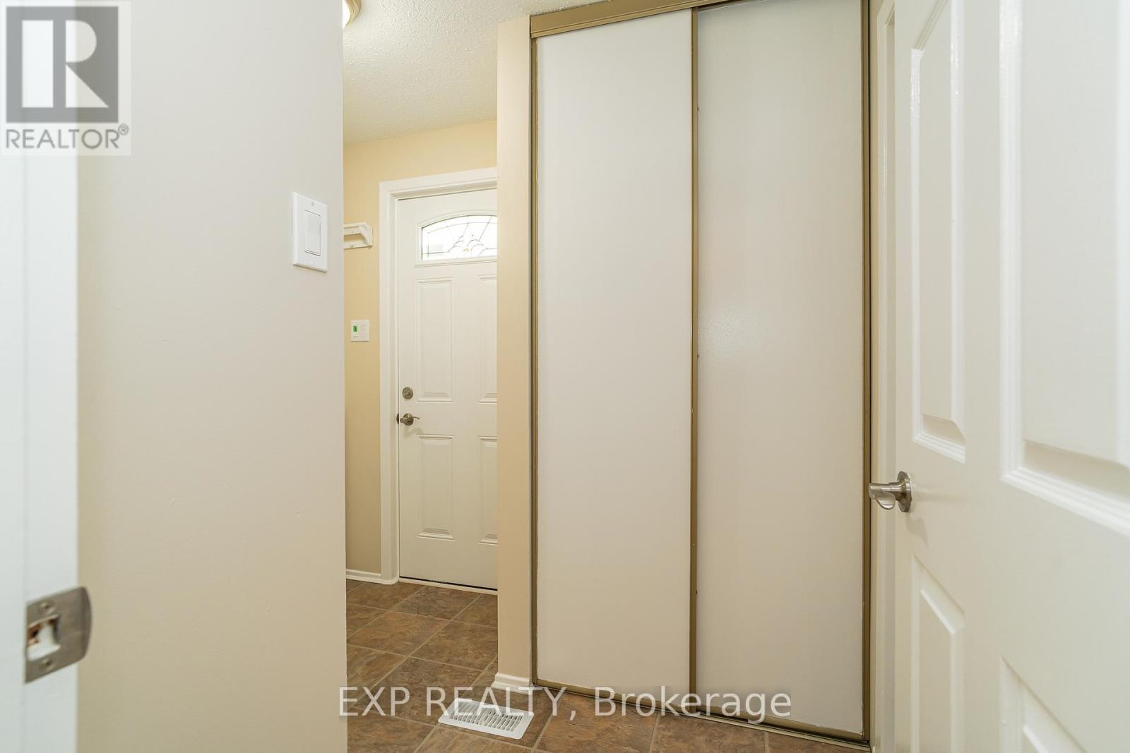 32 Maple View Crescent, Ottawa, Ontario  K2G 5J6 - Photo 17 - X12465357