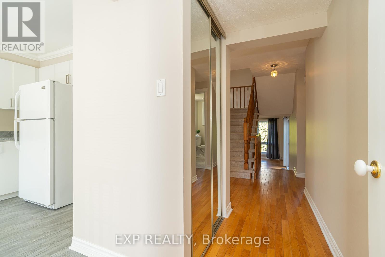32 Maple View Crescent, Ottawa, Ontario  K2G 5J6 - Photo 5 - X12465357