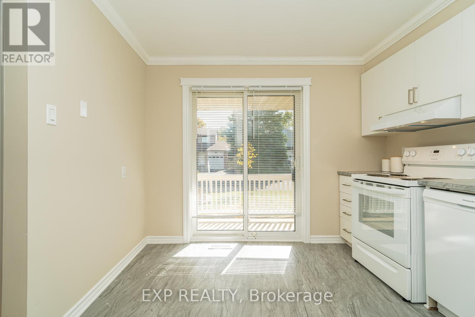 32 Maple View Crescent, Ottawa, Ontario  K2G 5J6 - Photo 7 - X12465357