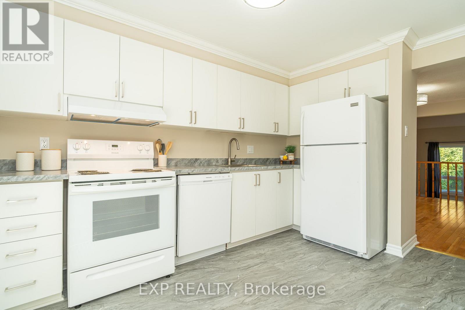 32 Maple View Crescent, Ottawa, Ontario  K2G 5J6 - Photo 8 - X12465357