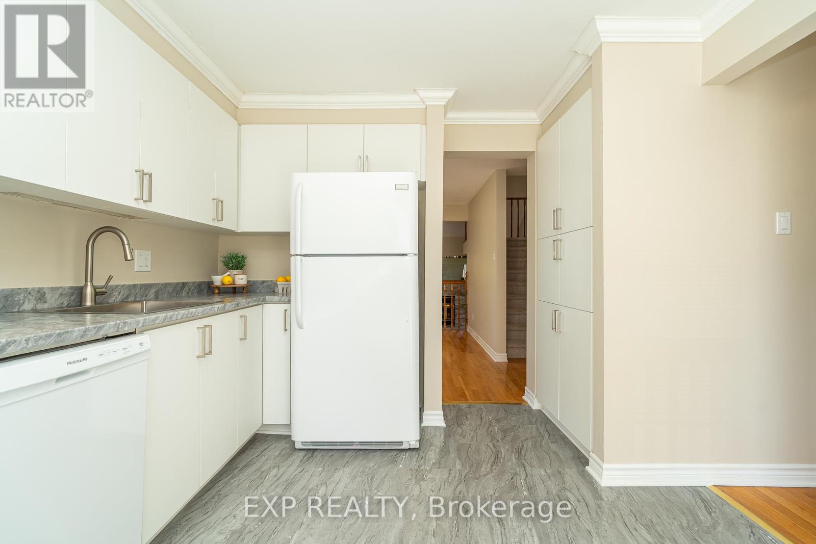 32 Maple View Crescent, Ottawa, Ontario  K2G 5J6 - Photo 9 - X12465357