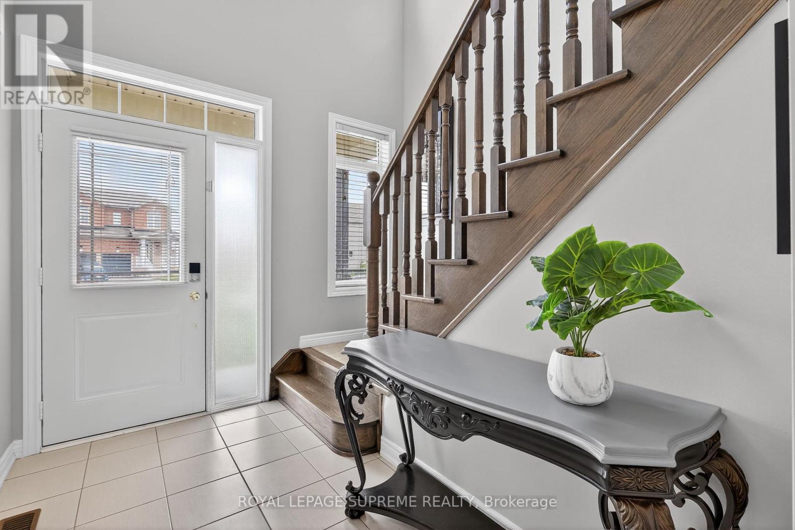 28 Mandley Street, Essa, Ontario  L3W 0B6 - Photo 6 - N12465175