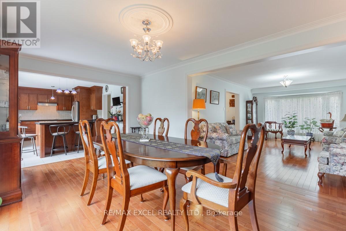 8 Boyd Court, Markham, Ontario  L6C 1A6 - Photo 11 - N12465179