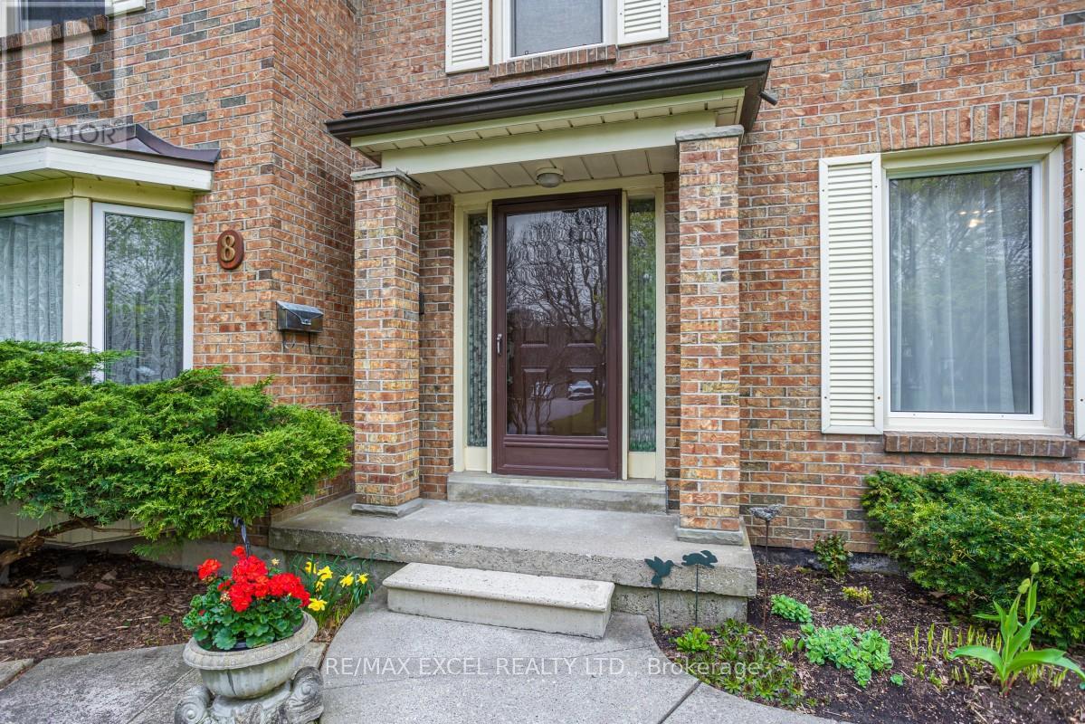 8 Boyd Court, Markham, Ontario  L6C 1A6 - Photo 7 - N12465179