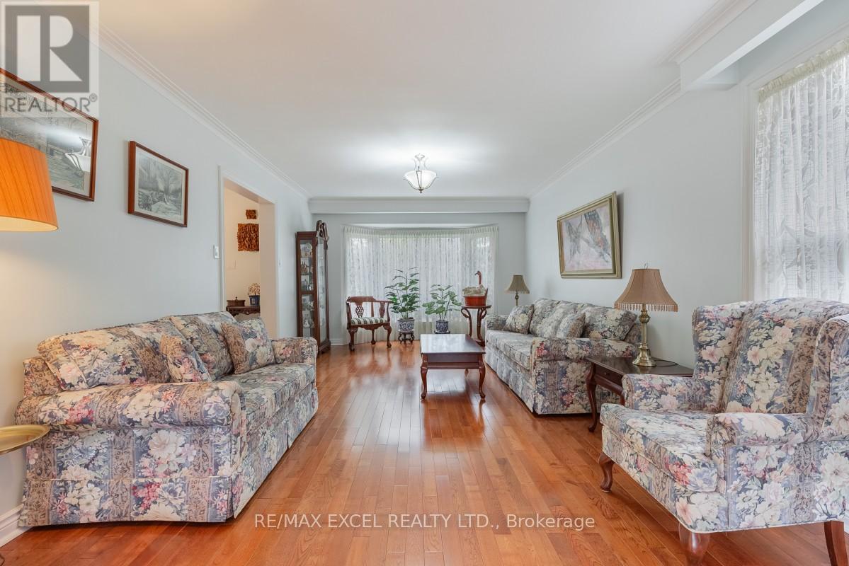 8 Boyd Court, Markham, Ontario  L6C 1A6 - Photo 9 - N12465179